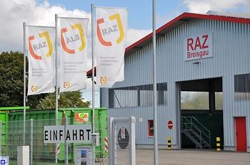 Gebäude des RAZ Breisgau mit Eingangstor und ein paar Containern