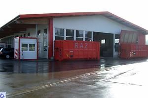 Gebäudes des RAZ Hochschwarzwald von außen mit ein paar Containern