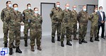 9 Soldaten der Bundeswehr stehen in Formation und werden verabschiedet.