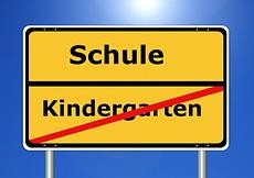 Ortschild: Kindergarten durchgestrichen - Fahrt Richung Schule