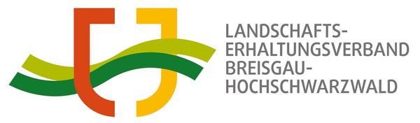 Logo Landschaftserhaltungsverband, grüne Wellenlinien mit Landkreiswappen