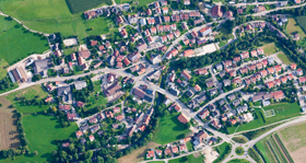 Luftbild einer Stadt im Landkreis