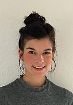 Frau Zimmermann lächelt in die Kamera.