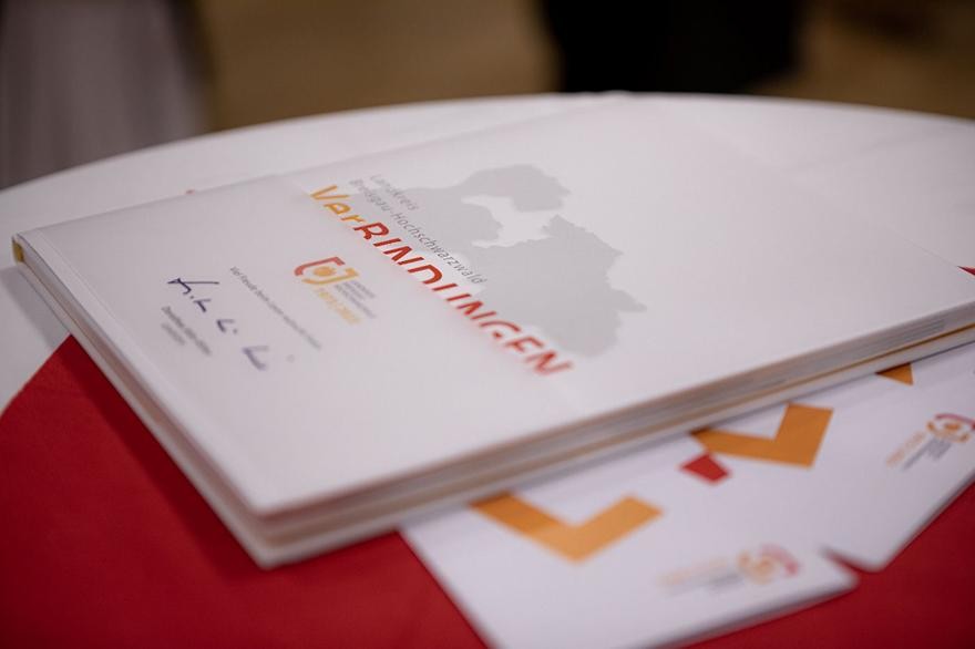 Ein Landkreisbuch liegt auf einem Tisch.