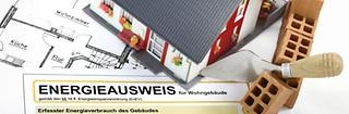 Haus mit dazugehörigem Bauplan und Baumaterial