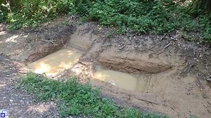 Zwei mit dem Bagger ausgehobene Vertiefungen als Unken-Biotop.