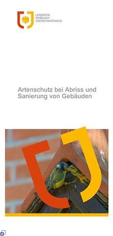 Titelbild mit einer Blaumeise an ihrem Nest an einem Haus