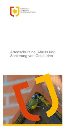 Titelbild mit einer Blaumeise an ihrem Nest an einem Haus