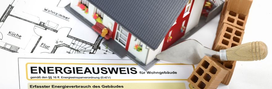 Haus steht auf einem Bauplan 