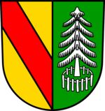 In gespaltenem Schild vorn in Gold ein roter Schrägbalken, hinten in Grün in einer silbernen Einfriedung eine silberne Tanne.