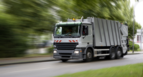 Lastwagen der Müllabfuhr fährt auf Straße