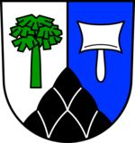 Quelle: Leo BW - wikipedia.de - Chris die Seele Über schwarzem Sechsberg gespalten; vorn in Silber eine grüne Föhre, hinten in Blau ein silbernes Hackbeil.